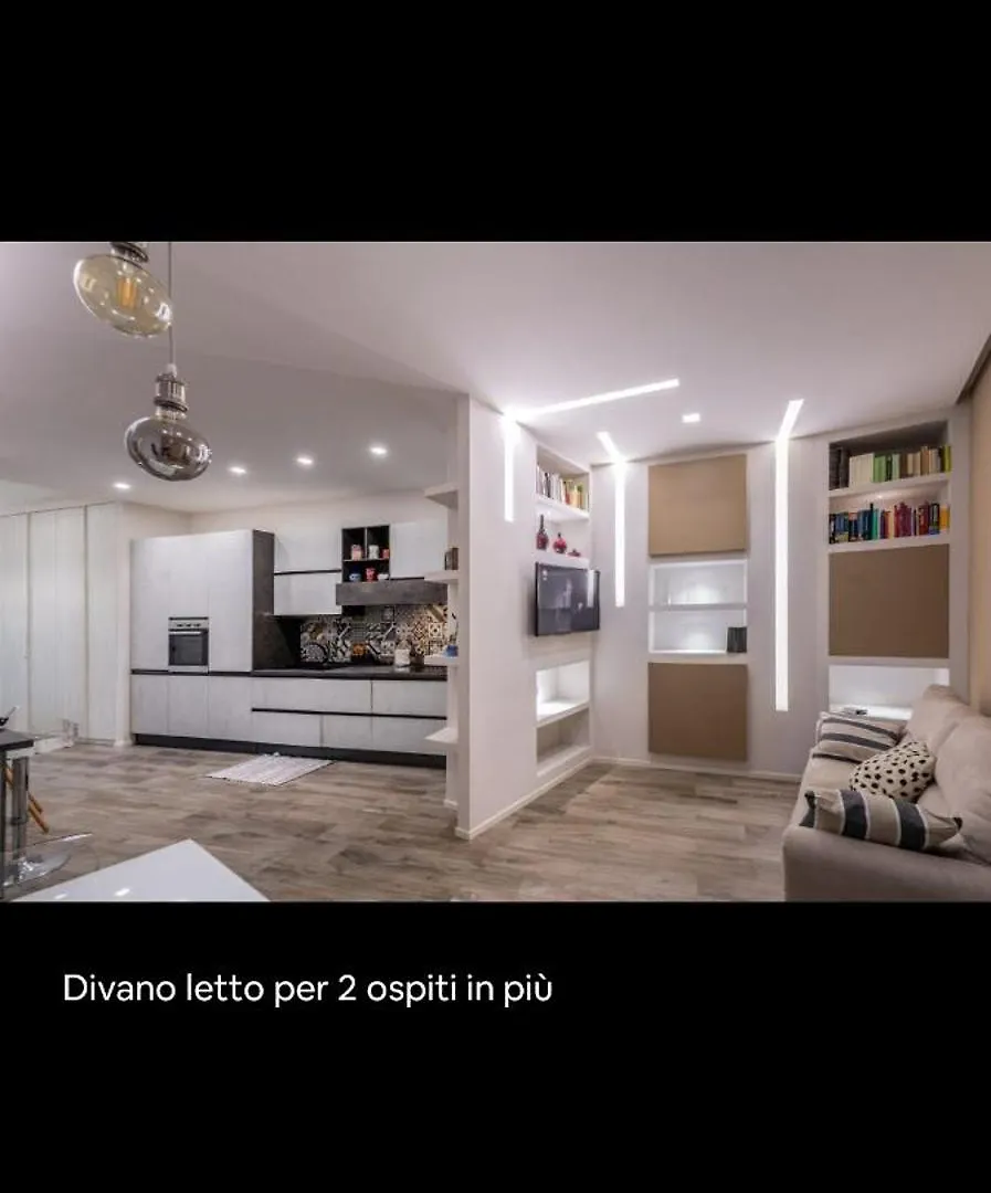 Centro Storico Di Napoli All Ombra Del Campanile 0*, Neapol Włochy